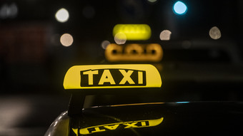 Frankfurt: Fahrgast übergibt sich - Taxifahrer zieht Waffe