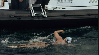 Marburgerin Nathalie Pohl durchschwimmt die Oceans´Seven