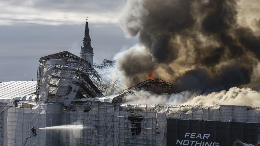 Kopenhagen in Dänemark: Feuer in Wahrzeichen - Alte Börse brennt