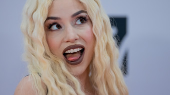 ava max von fan geohrfeigt