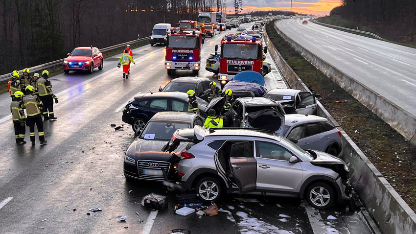 Zwei Tote und 27 Verletzte bei Massenkarambolage auf der A3