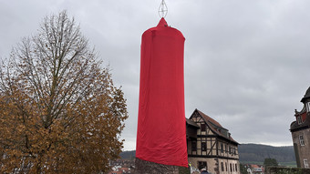 Nach Tuch-Panne: Schlitzer Kerze hat neues rotes Tuch