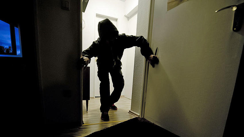 Mainz: Einbrecher legt sich in fremdes Bett