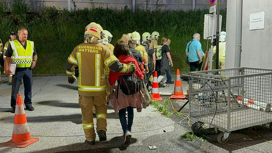 Brand in Tiroler Bahntunnel - 33 leichtverletzte Zugpassagiere
