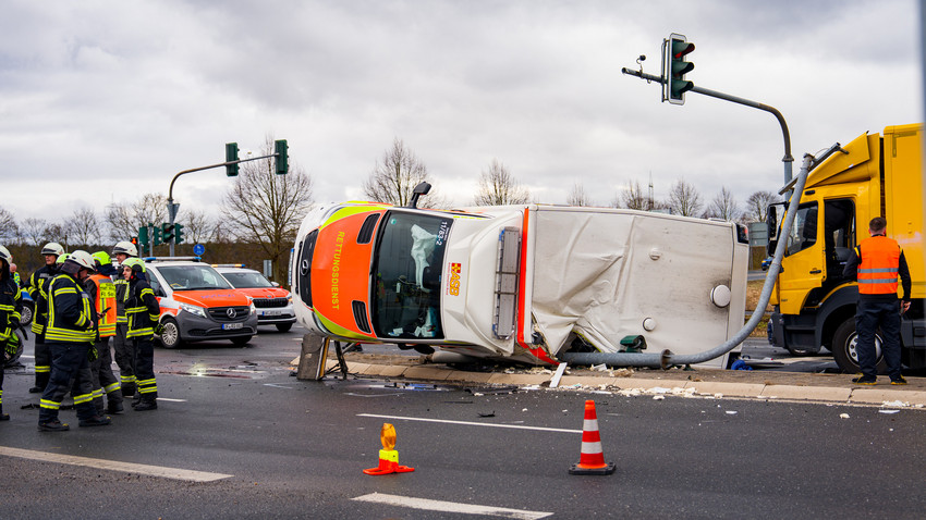 Rettungswagen in Seligenstadt bei Unfall umgekippt