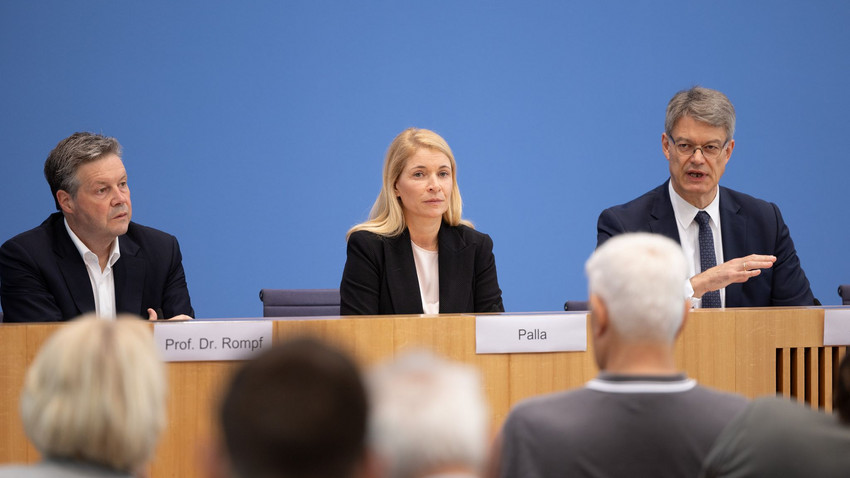 Machtkampf statt Neustart - Holpriger Wechsel an Bahn-Spitze