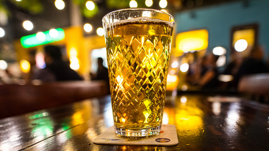Frankfurt: 2 Apfelwein-Zecher nach Bierdeckel- und Senf-Klau angeklagt