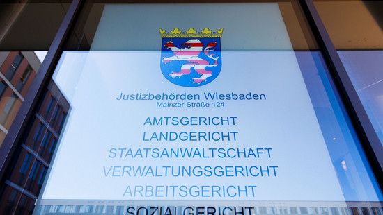 Prozess gegen mutmaßlichen Betrüger in Wiesbaden