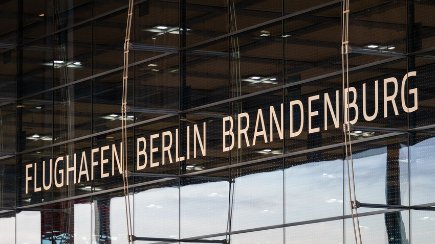 Eine halbe Stunde lang kein Flugbetrieb am BER wegen Objekt