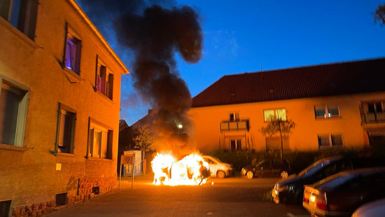 Kaiserslautern: Pizza-Lieferauto geht in Flammen auf