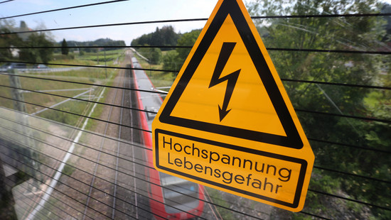 An Bahnstrecke bei Haiger: Arbeiter durch Stromschlag schwer verletzt