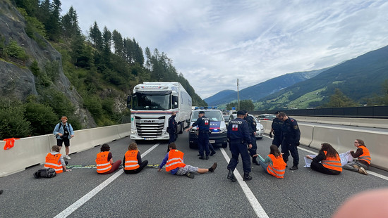 Tumult am Brenner: Klimaaktivisten blockieren Urlauberautobahn