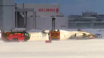 Flugzeug kopfüber: Bruchlandung in Toronto geht wohl glimpflich aus