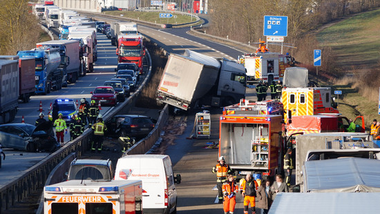 A44: Auto landet nach Unfall zwischen den Leitplanken