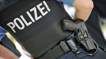 Auf Schulweg in Frankfurt: Unbekannter will Mädchen in Auto ziehen
