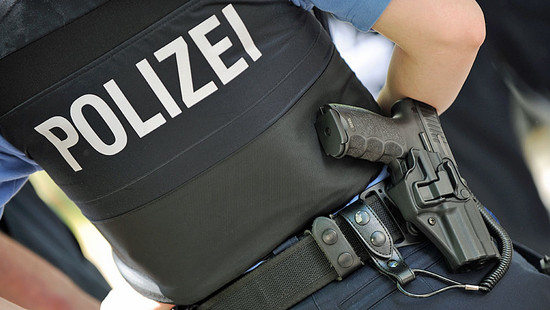 Auf Schulweg in Frankfurt: Unbekannter will Mädchen in Auto ziehen