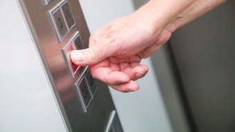 Auswertung: So oft bleiben Menschen im Aufzug stecken