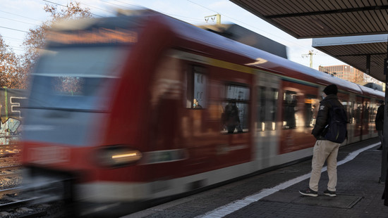 Frau in Frankfurt in S-Bahn-Gleis gestoßen - Rettung in letzter Minute