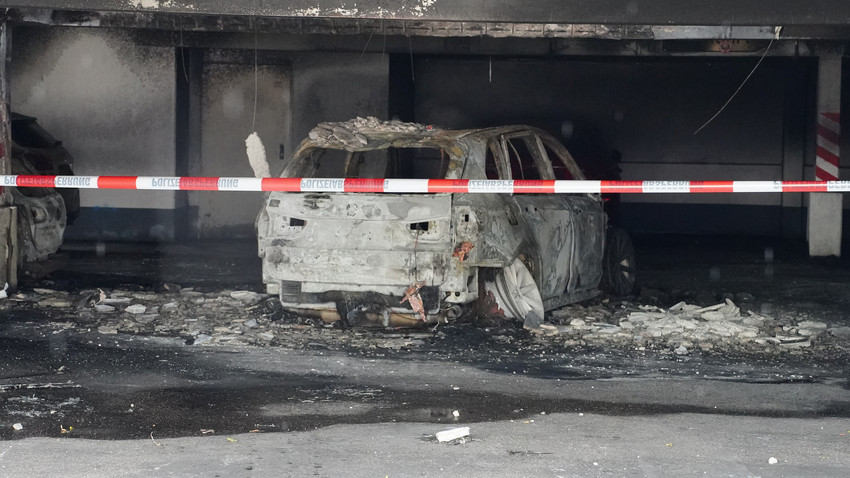 Plötzlich qualmt es: Mehrere Autos in Parkhaus in Baunatal in Flammen