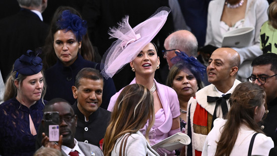 katy perry in der trendfarbe bei der krönung