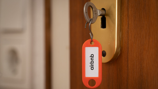 Illegale Ferienwohnungen: "Airbnb"-Jäger in Frankfurt und Mainz