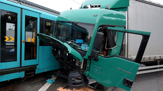 In Frankfurt: U-Bahn rammt LKW - Fahrer leicht verletzt