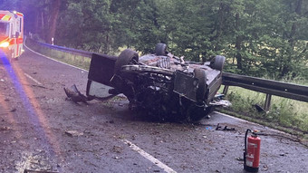 Gegen drei Bäume geprallt: Schwerer Unfall bei Bad Hersfeld