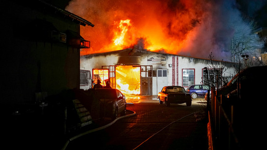 Millionenschaden bei Brand in Autowerkstatt in Steinau