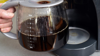 Gerichtsurteil: Sturz beim Kaffeeholen im Büro ist Arbeitsunfall