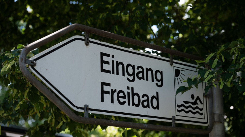Freibäder in Hessen - Hitze bringt Personal an Grenzen