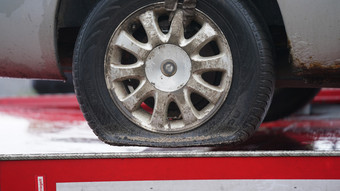 Unbekannte lassen Luft aus den Reifen an rund 20 Autos in Marburg