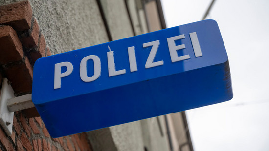 Mann schläft betrunken in fremdem Auto und nimmt Papiere mit