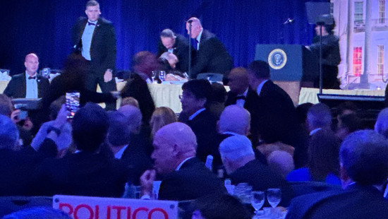 Schüsse bei Gala in Washington: Trump in Sicherheit gebracht