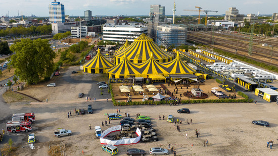 Kleinflugzeug stürzt auf Parkplatz von Zirkus Flic Flac - Zwei Tote