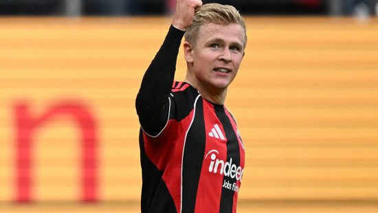 DFB-Pokal: Frankfurts Burkardt stürmt gegen Dortmunds Abwehrbollwerk