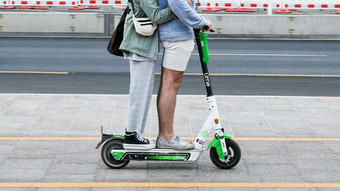 Zwölfjähriger bei E Scooter Sturz schwer verletzt