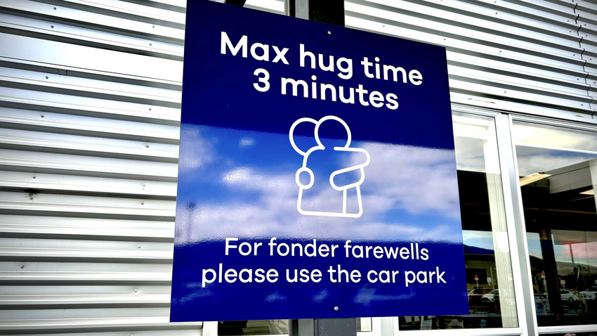 Maximal drei Minuten: Kuschellimit an Flughafen in Neuseeland