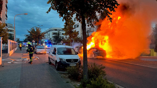 Langen: Zwei Autos brennen nach Auffahrunfall komplett aus