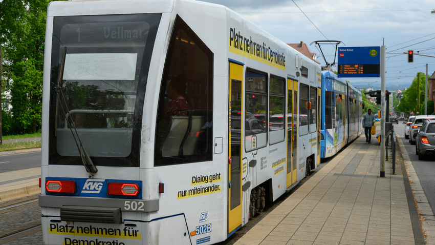Reizgasattacke in Kasseler Straßenbahn: Kind in Klinik