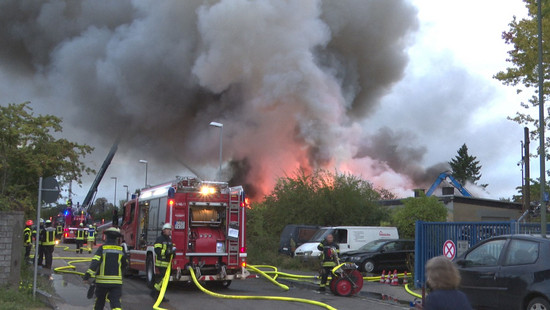 Großbrand auf Schrottplatz - Rauch hängt über Ludwigshafen