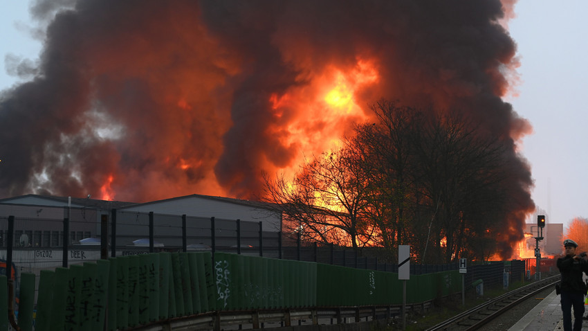 Großbrand in Hamburg: Teile der Stadt durch Rauch verdunkelt