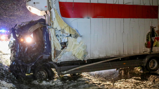 Glätte-Unfall in Ulrichstein: LKW kracht mit Schneepflug zusammen