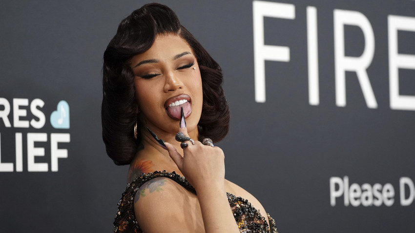 cardi b macht schmuck aus der nabelschnur ihres babys