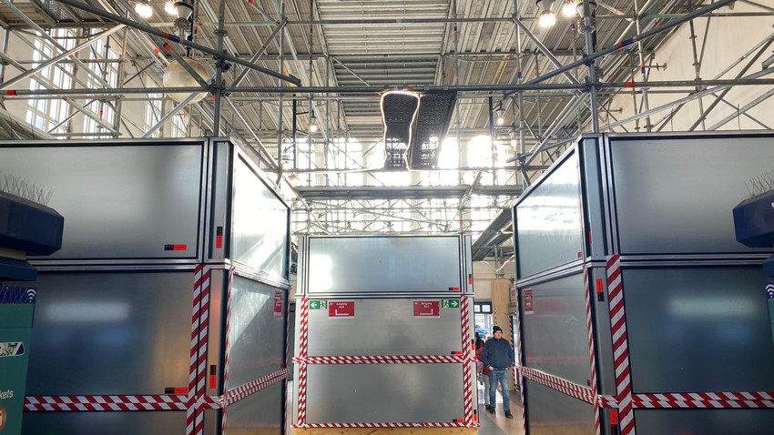 Einsturzgefahr: Metall-Gerüst im Bahnhof Frankfurt-Höchst