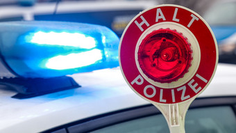 Junger Mann fährt in Sandhausen auf dem Auto-Dach mit