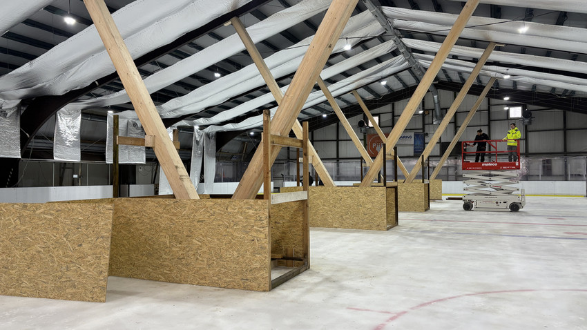 Balken stützen Dach: Eishalle Wabern könnte heute öffnen