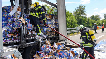 LKW-Anhänger voller Trinkpäckchen brennt auf A5 aus