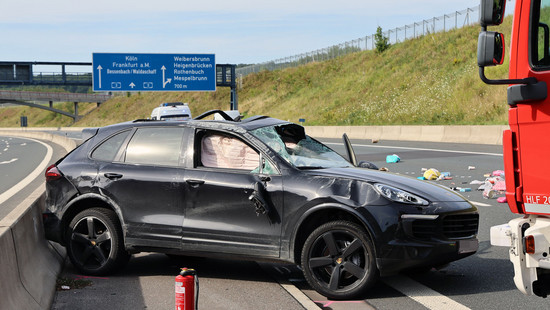 Kreis Aschaffenburg: Beifahrerin auf A3 aus Auto geschleudert
