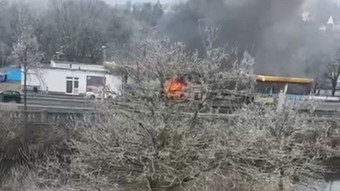 Auto fängt Feuer an Tankstelle in Dillenburg - große Rauchsäule