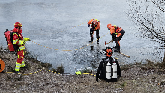 Badelatschen am Eisloch im See bei Guxhagen - große Suche